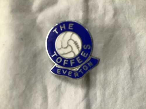 CLASSIC VINTAGE EVERTON FC 'THE TOFFEES' FOOTBALL ENAMEL LAPEL BADGE