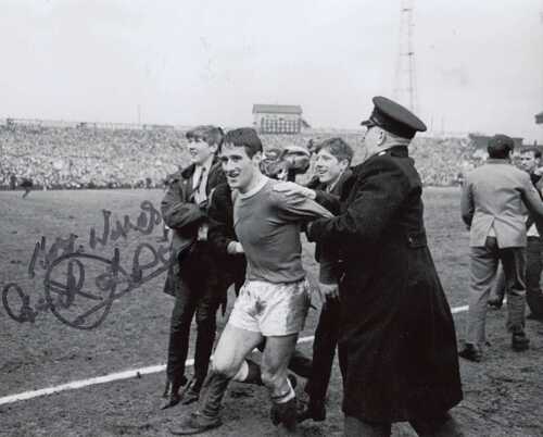 Football - Derek Temple - Hand Signed 8x10 Photograph - Everton COA