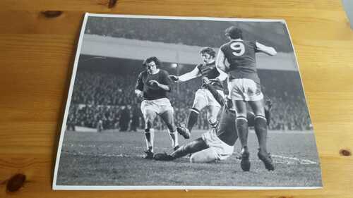 Original Press Photo Arsenal V Everton 1.1. 1972 - Alan Ball gets a shot in