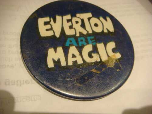 VINTAGE TIN PIN BADGE 