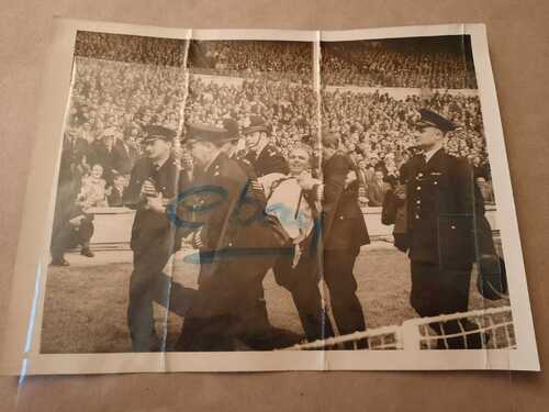 1966 EVERTON ORIGINAL PRESS PHOTO FA Cup Final Eddie Cavanagh captured by police