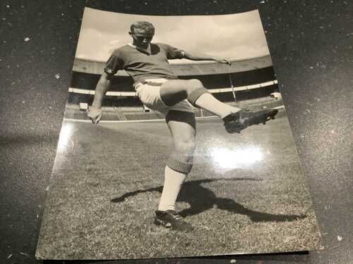 B/W PRESS PHOTO OF ALEX YOUNG OF EVERTON BY FIRST PUBLICATION 1961