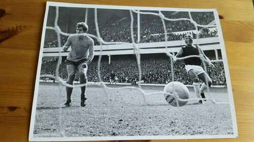 Original Press Photo West Ham V Everton 5.9. 1970 Bonds and Royle see Husband goal