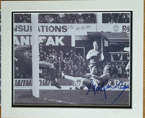 Alan Ainscow, Everton. 12x10 Mounted Personally Signed Photograph